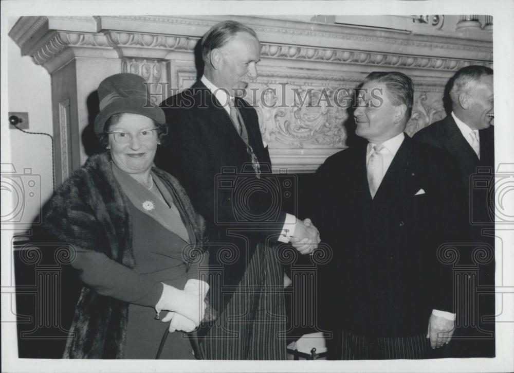 1960 Press Photo Dorothy Newman Mayor Hampstead Edmund Stockdale Staehr Johanson - Historic Images