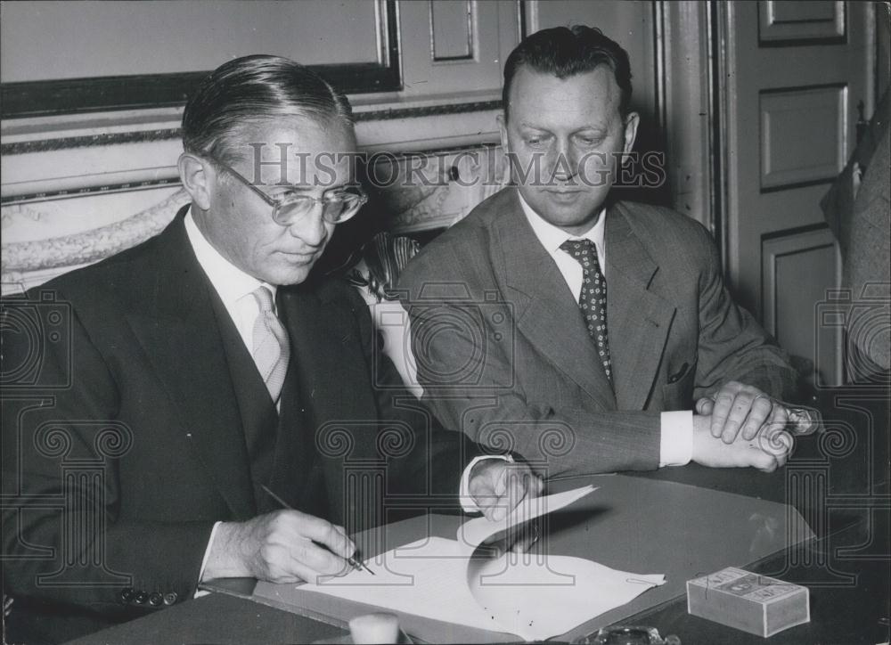 1954 Press Photo US Amb Mr. Coe and the Danish Minister H.C. Hansen - Historic Images