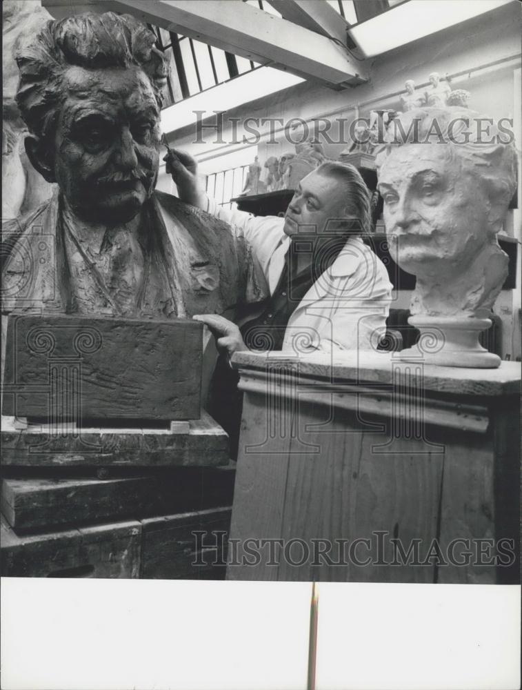 1979 Press Photo Sculptor Professor Milos Axman - Historic Images