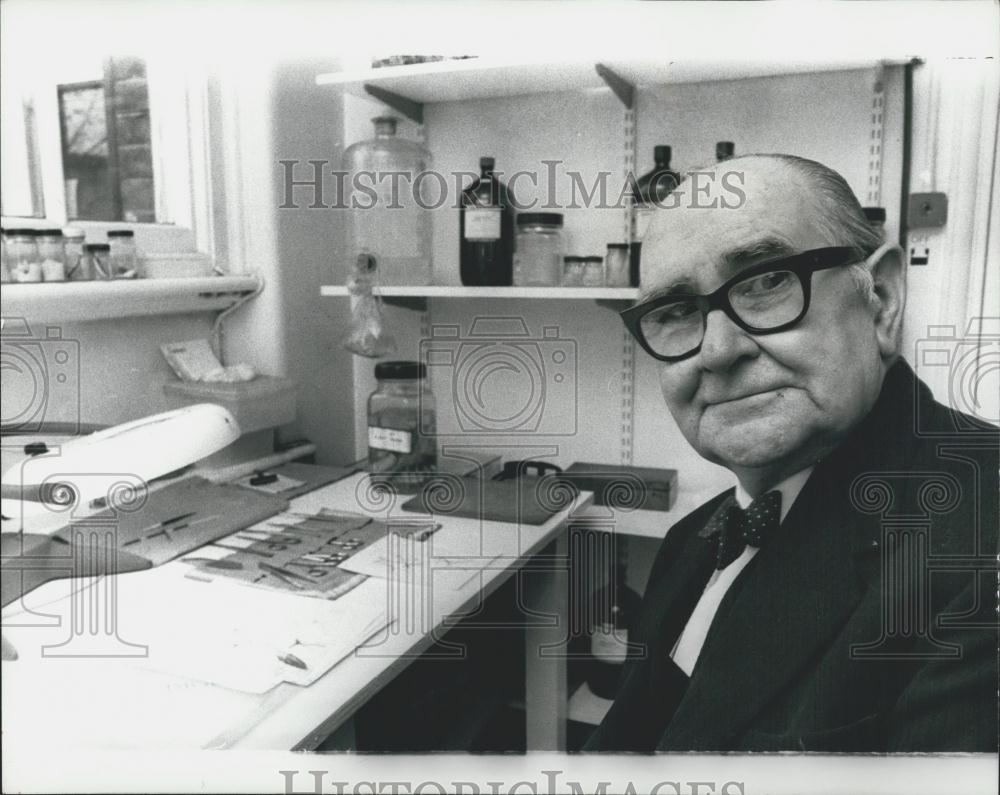 Press Photo Professor A.J.E. Cave Anatomist London Zoo Office - Historic Images