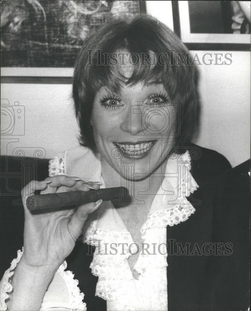 1976 Press Photo Shirley Maclaine Makes Debut On London Stage - Historic Images