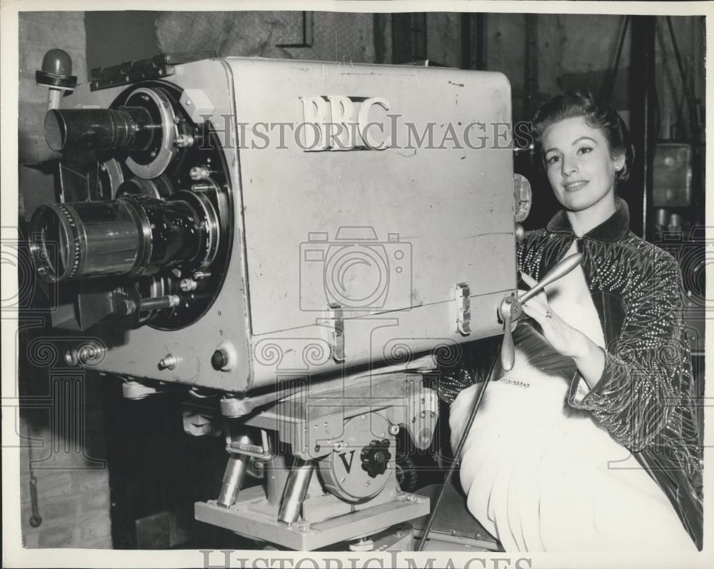 1954 Press Photo Italian Speakerine - Historic Images