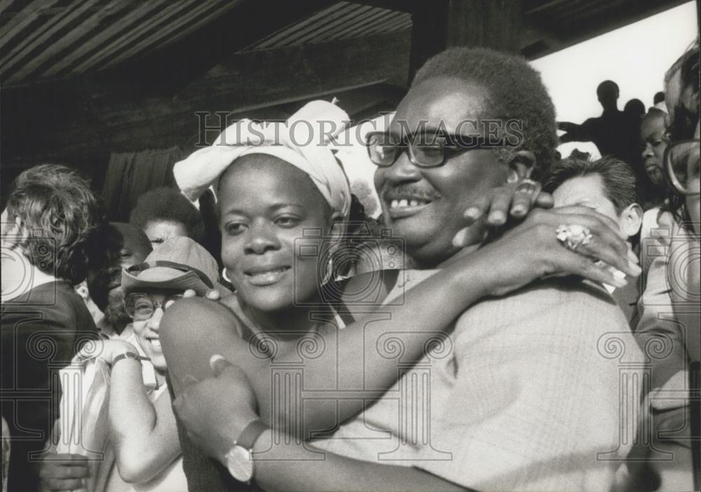 1975 Press Photo African Woman Demostrates Joy Arrival Agostinho Neto Exhile - Historic Images