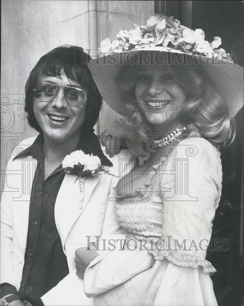 1975 Press Photo Hairdresser Gavin Hodge marries model, Jan Budett - Historic Images