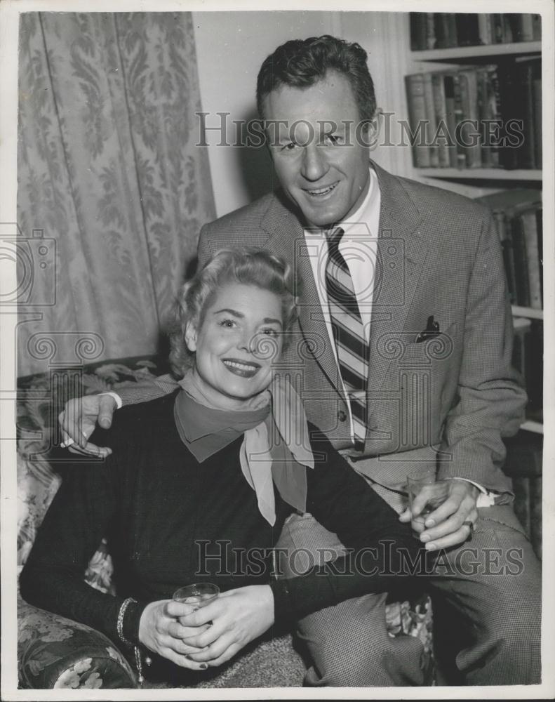 1955 Press Photo Actors Shirl Conway and Richard Derr - Historic Images