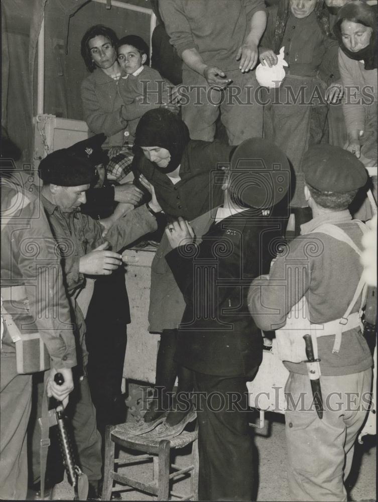 1974 Press Photo Greek Refugees, British Base - Historic Images