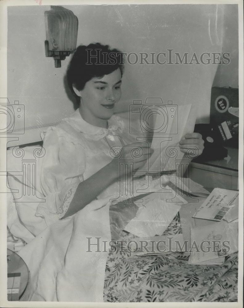 1953 Press Photo Jeanne Noel with her letters from men who want to date her - Historic Images