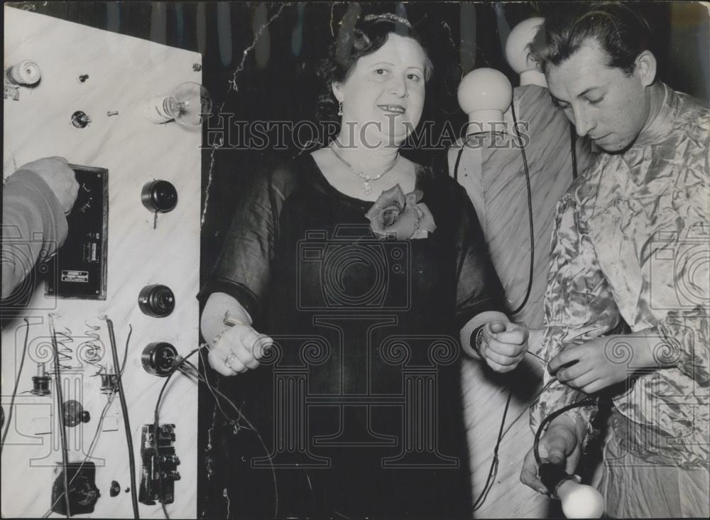 Press Photo 45 years old Anna Sigmund sat down on the electric chair - Historic Images