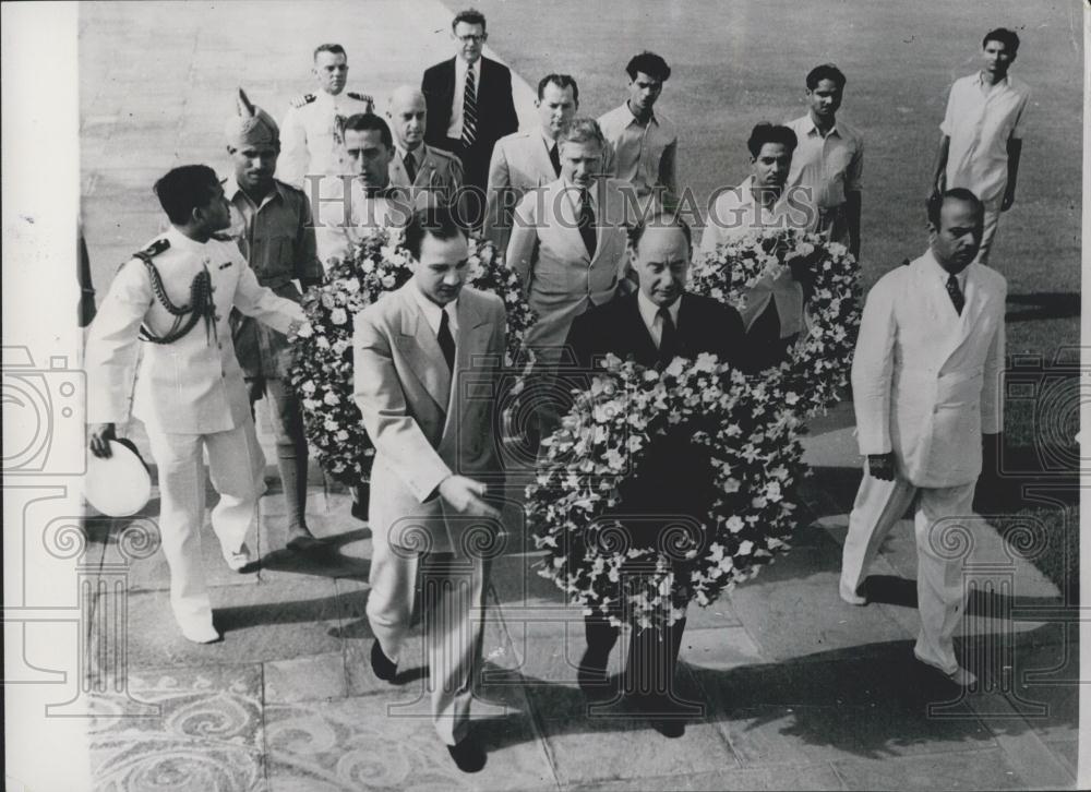 1953 Press Photo Adlai Stevenson Places Wreath On Mahatma Gandhi&#39;s Samadhi - Historic Images