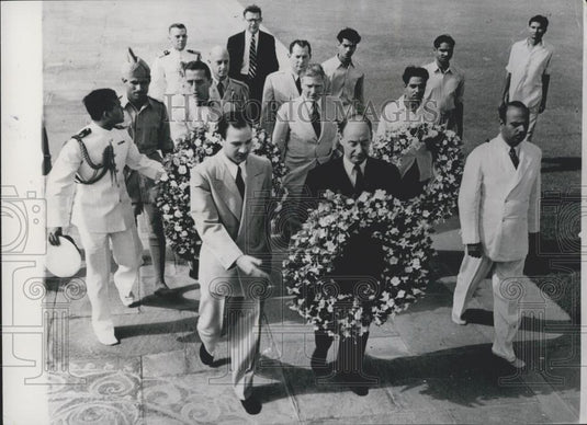 1953 Press Photo Adlai Stevenson Places Wreath On Mahatma Gandhi's Samadhi - Historic Images
