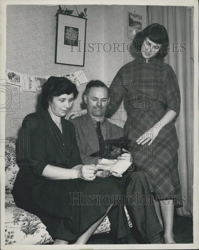 1952 Press Photo Mr. Reginald Stafford with his wife and daughter Kay - Historic Images