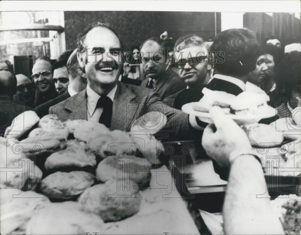 1972 Press Photo Senator George McGovern on campaign trail - Historic Images