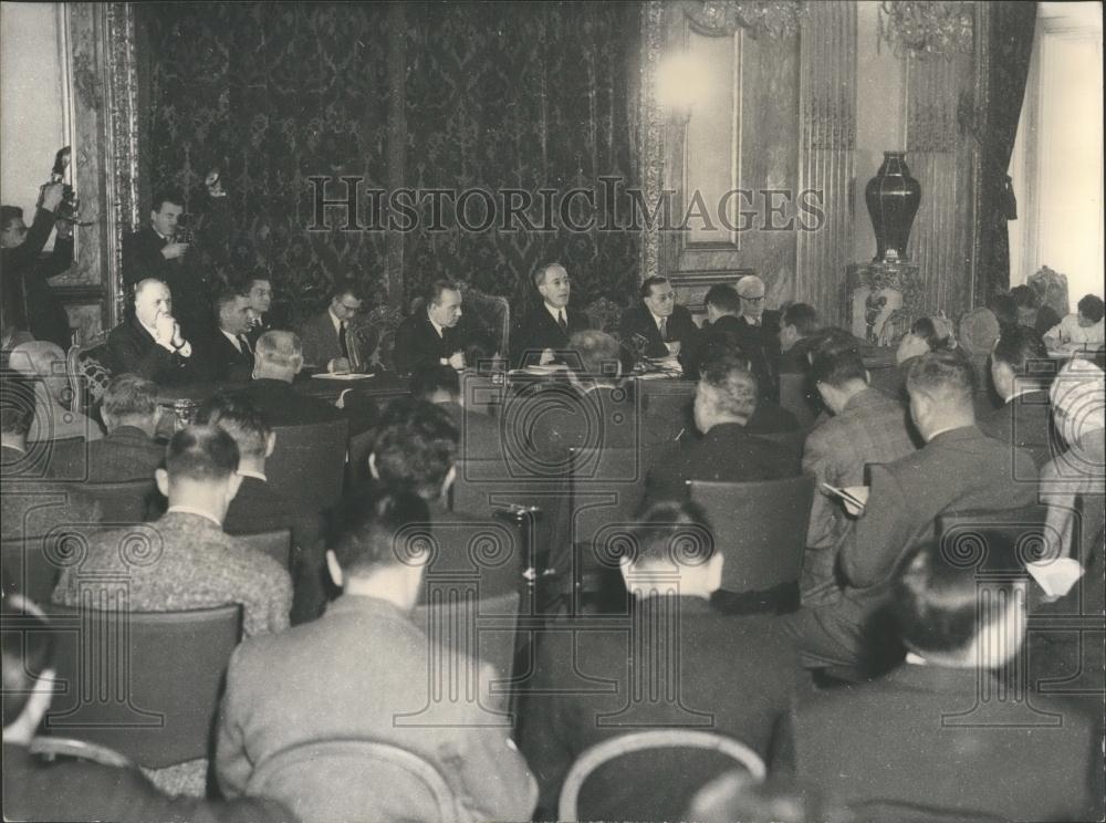 1956 Press Photo French Minister of finance M.Pinay holds meeting - Historic Images