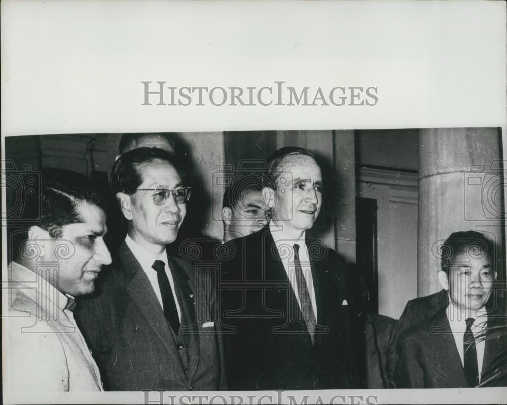 1964 Press Photo Dinesh Singh,Son Senn ,Philip Bonsal &amp;Nong Kimny. - Historic Images