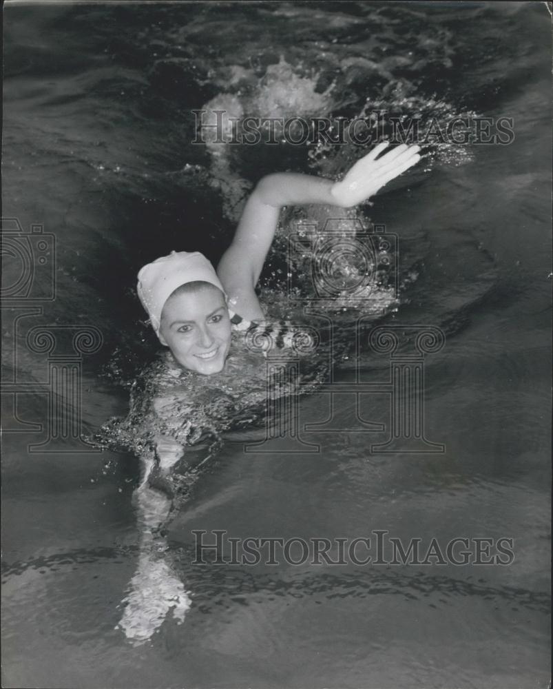 1963 Press Photo Mary Margaret Revell Plans Attempt Women&#39;s Swimming Record - Historic Images