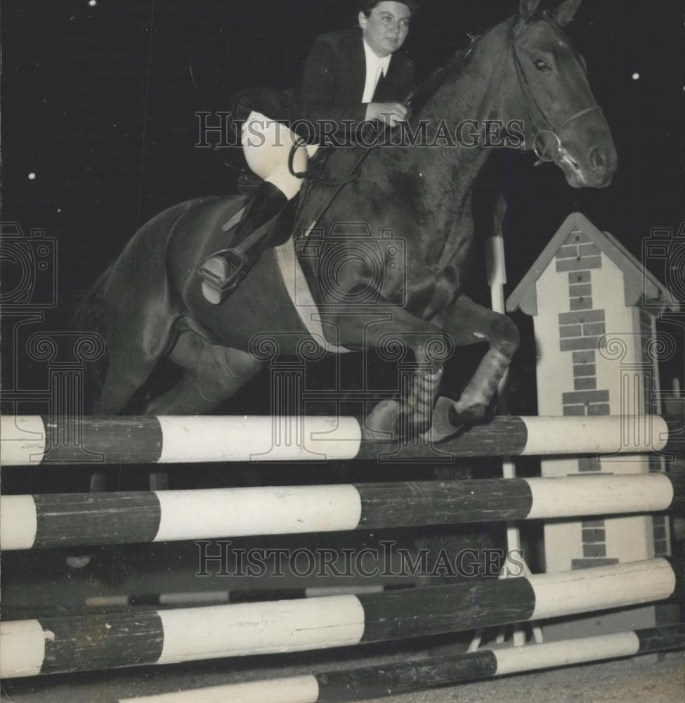 1958 Press Photo Mille Mermet, Prix de L&#39;Alma, International Riding Competition - Historic Images