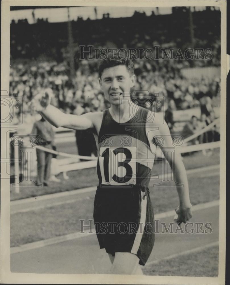 1955 Press Photo Runner Gordon Pirie Collapses in 6 Mile Race - Historic Images