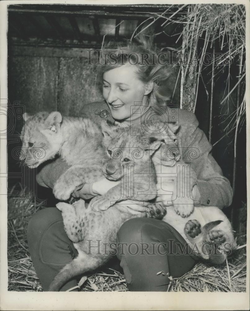 1955 Press Photo Beryl Faulkner, Lion Cubs, Whipsnade Zoo - Historic Images