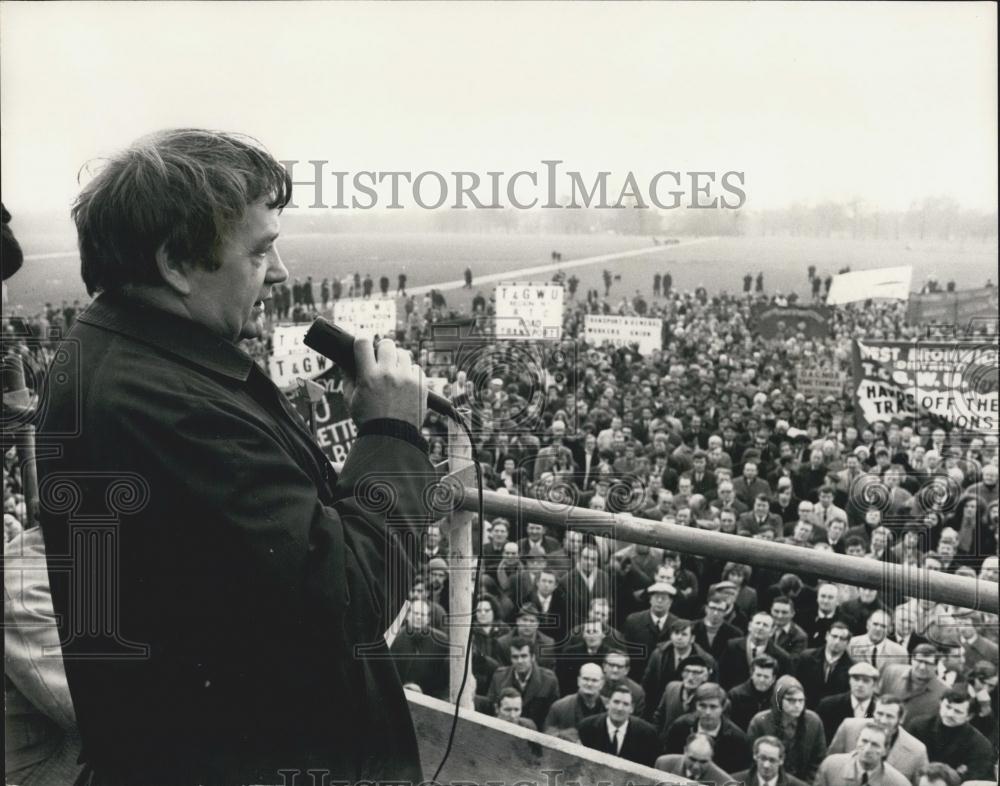 Press Photo Mr. Kevin Halpin, chief Communist organiser and strikers - Historic Images