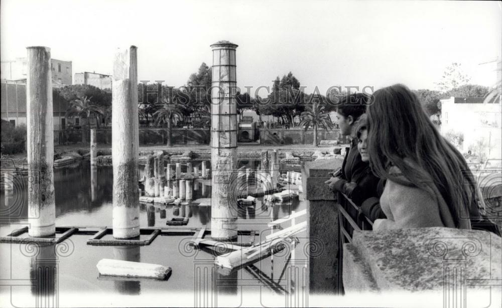 Press Photo Tourists On a Bridge - Historic Images