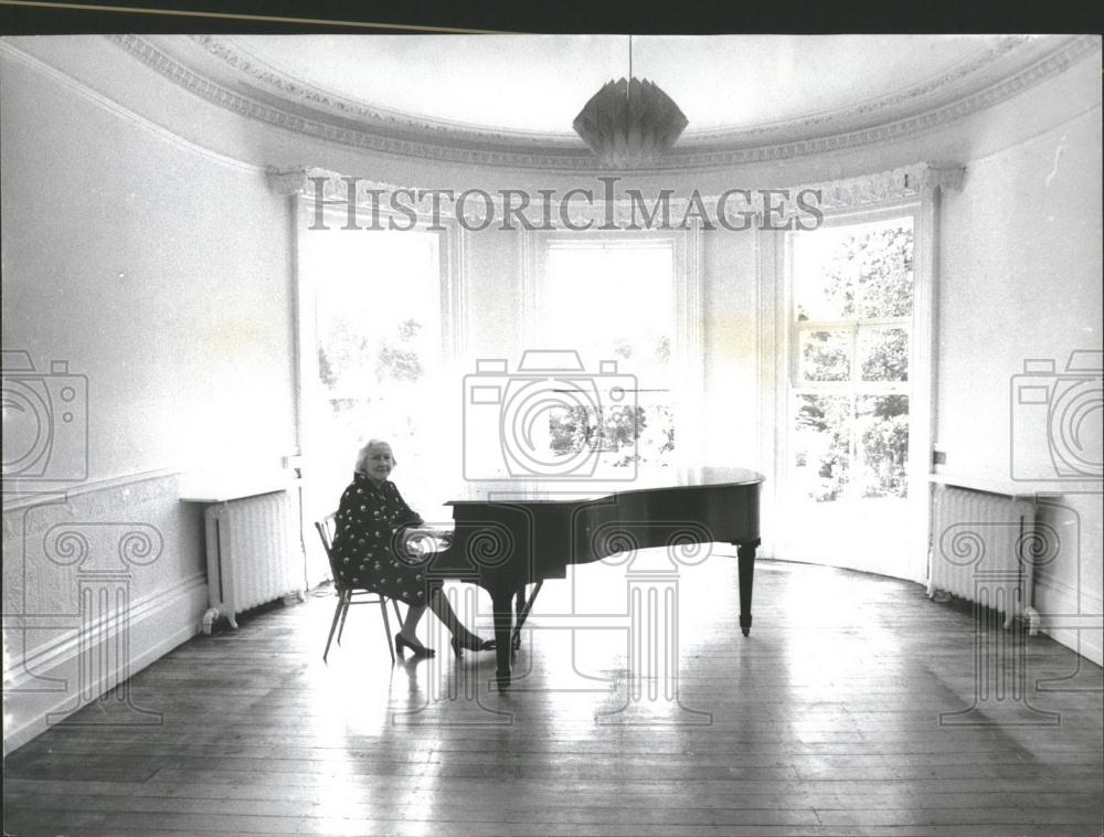 Press Photo Miss Wagner alone with the grand piano - Historic Images