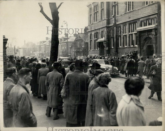 1952 Press Photo Crowd Outside Court Where Craig & Bentley Face Murder Charge - Historic Images