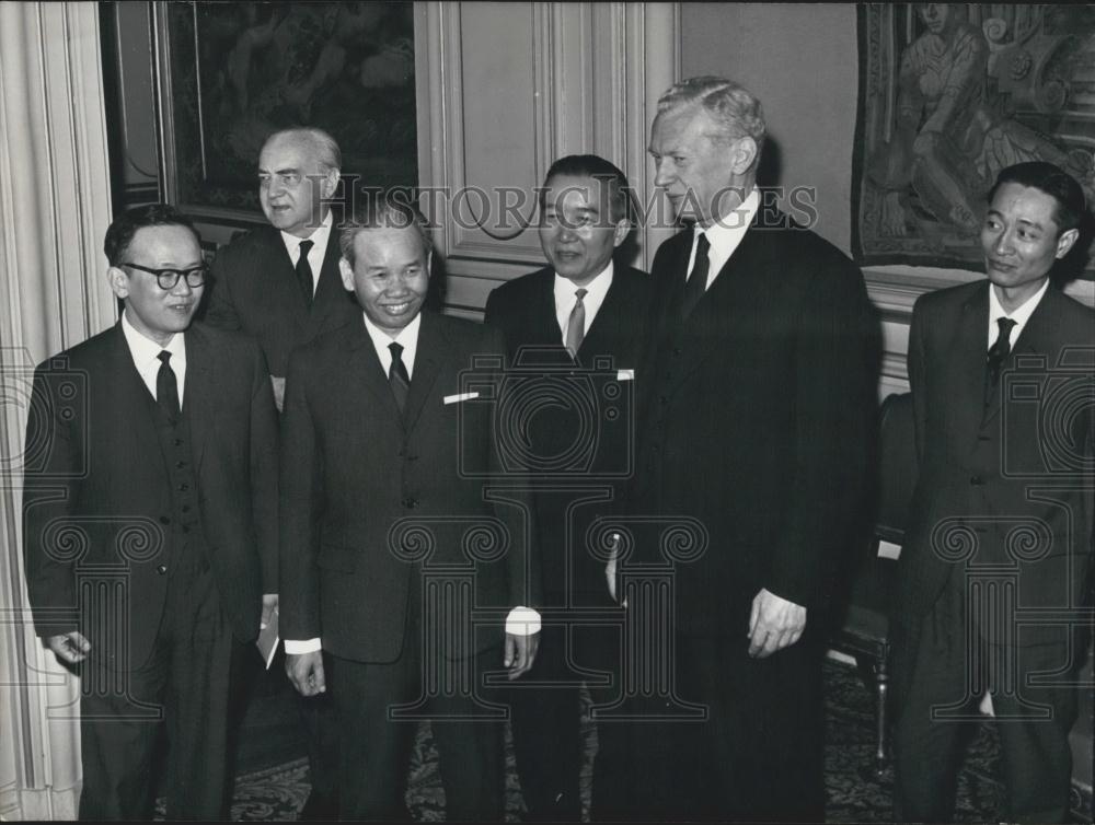 1968 Press Photo N Vietnamese delegates and Couve De Murville - Historic Images