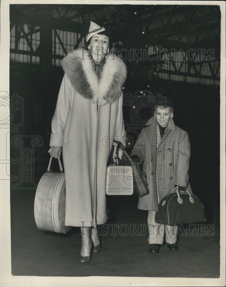 1953 Press Photo Mrs.Joyce Long arriving at Waterloo, with her son Joe - Historic Images