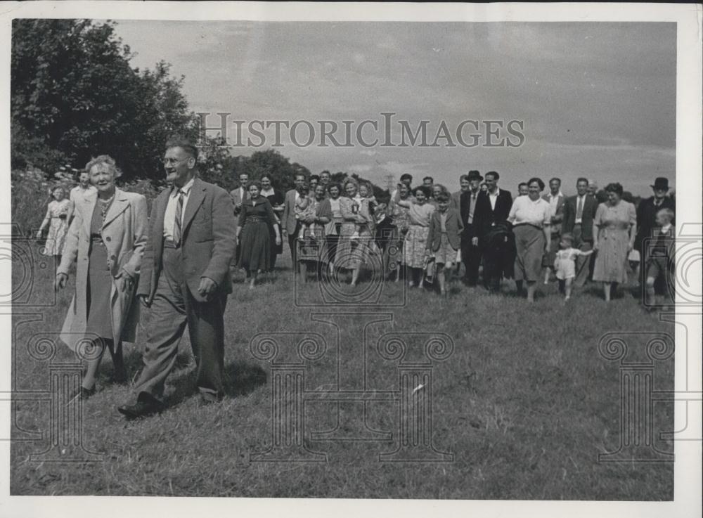 1951 Press Photo The Weston Family hosts a picnic in Chertsey, Surrey - Historic Images