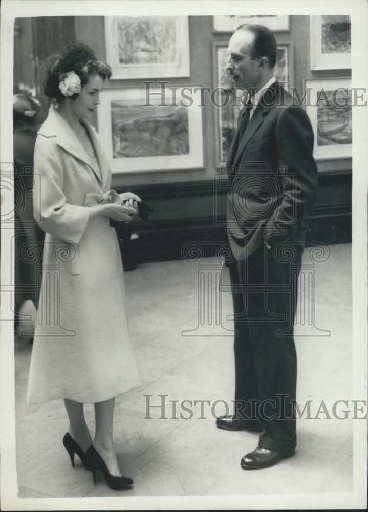 1958 Press Photo Countess of Dalkieth &amp; Artist J.R. Mertol Chat in Gallery - Historic Images