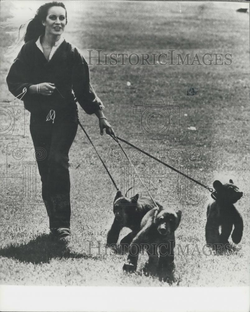 Press Photo Dancer Helen Joyce and 3 bear cubs - Historic Images