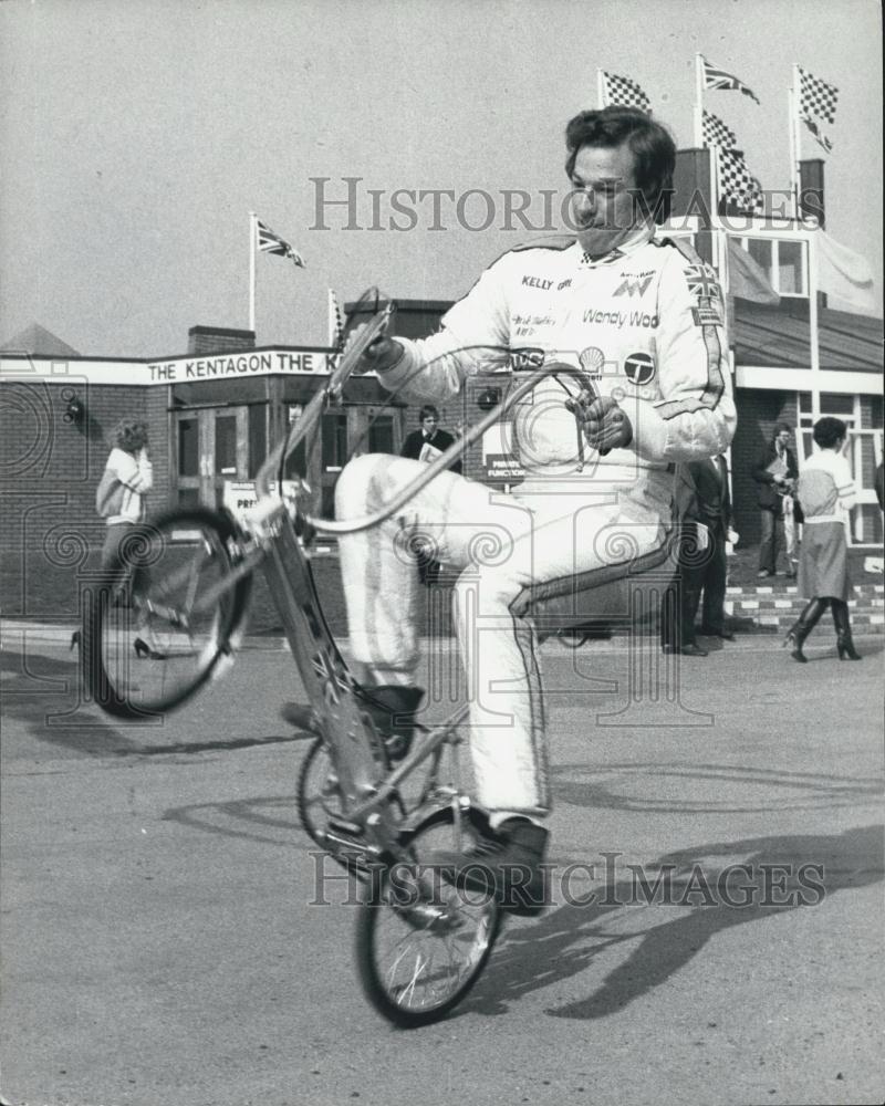 1980 Press Photo Mark Thatcher seen during stunt - Historic Images