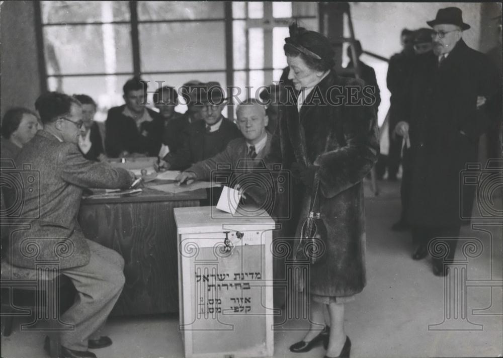 Press Photo Mrs Weitzman voting - Historic Images