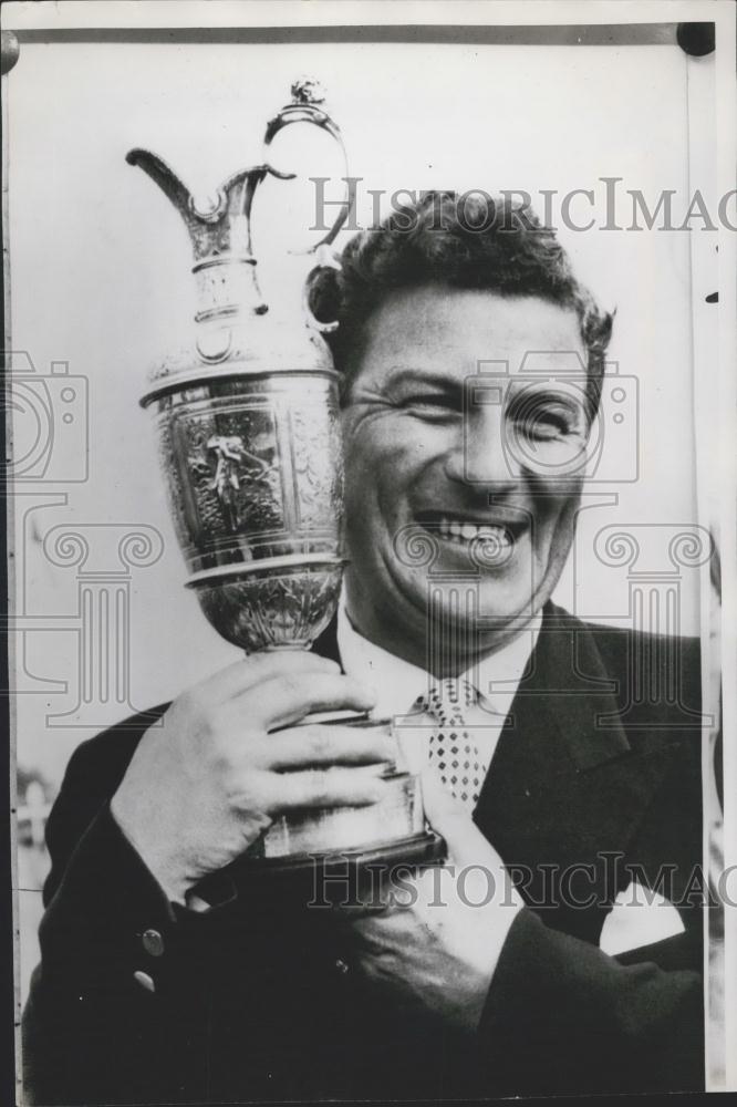 1958 Press Photo Thomson with cup of victory smile - Historic Images