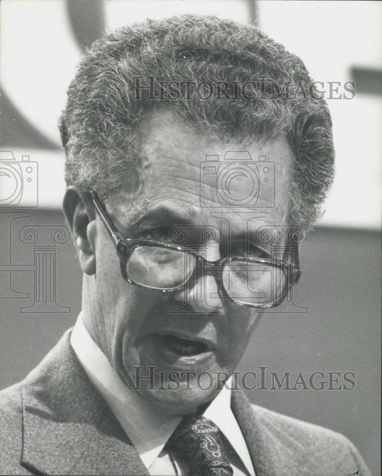 1980 Press Photo Sir Keith Joseph Industry Secretary Shown During Speech - Historic Images