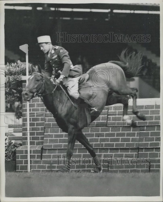 1953 Press Photo Lieut. F. du Breuil on "Donetz" takes a jump - Historic Images
