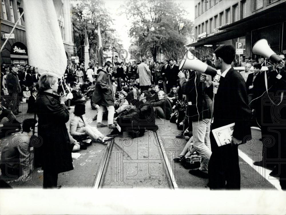 1967 Press Photo Demonstrating against Vietnam war.in Zurich - Historic Images