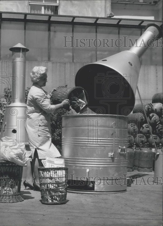 1962 Press Photo Filing up the smokeless stoves - Historic Images