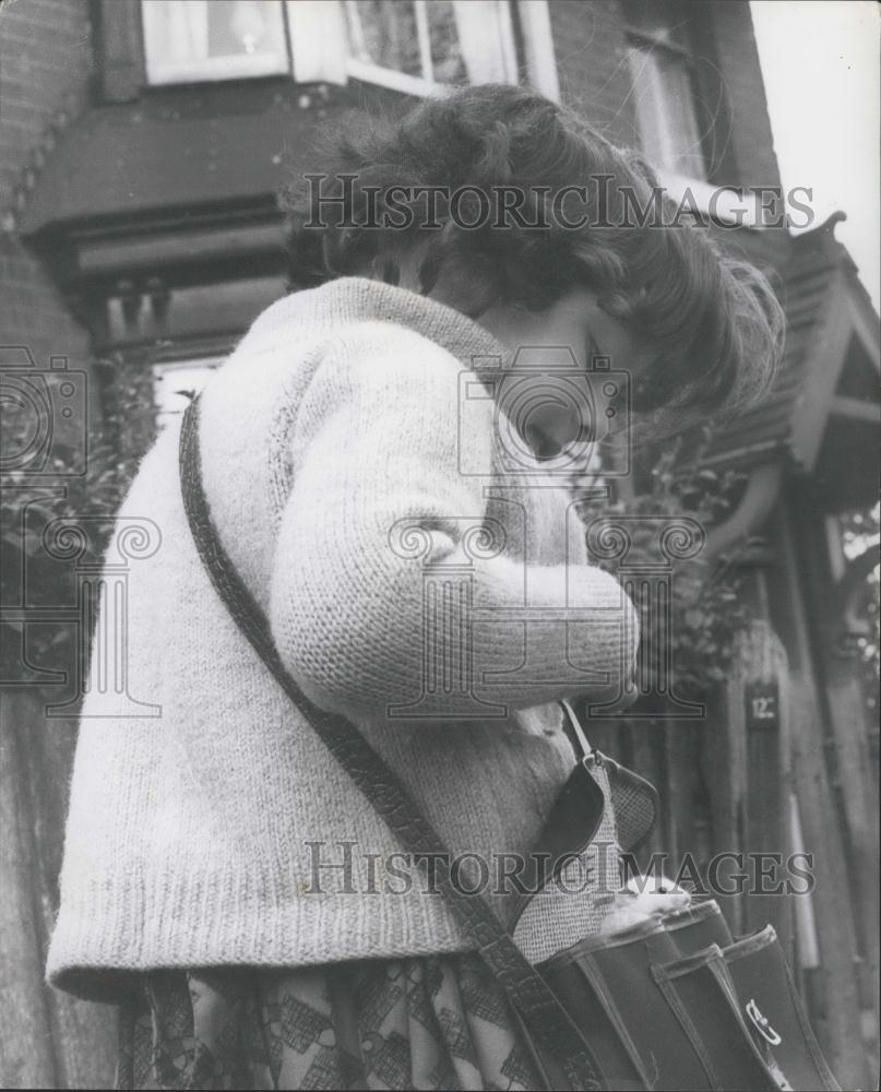 Press Photo MInney the mouse catching a ride in the Satchel - Historic Images