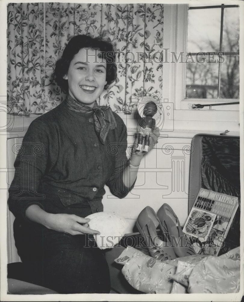 1955 Press Photo Valerie Osmond ready to fly to Kenya for her marriage - Historic Images