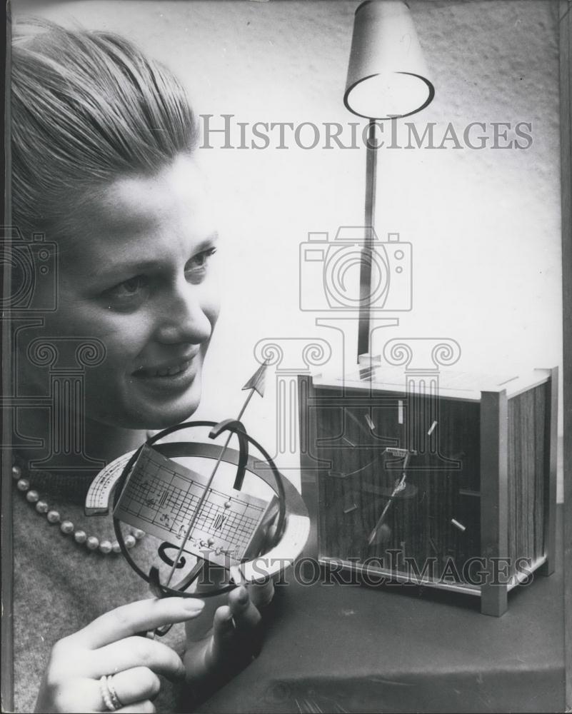 1964 Press Photo Light clock in Exhibition in Frankfurt - Historic Images