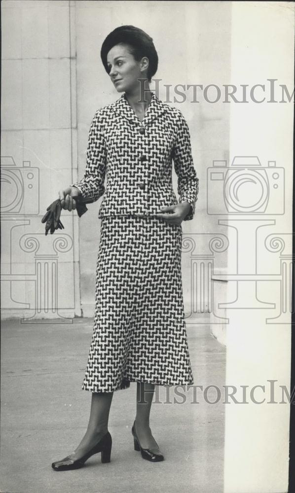 1970 Press Photo Model Sandra Miles, Lachasse Autumn, Winter Collection - Historic Images