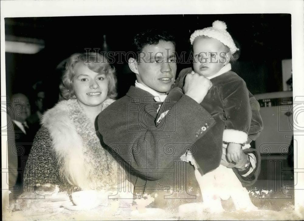 1960 Press Photo Terry Downes leaves for America for world title fight - Historic Images