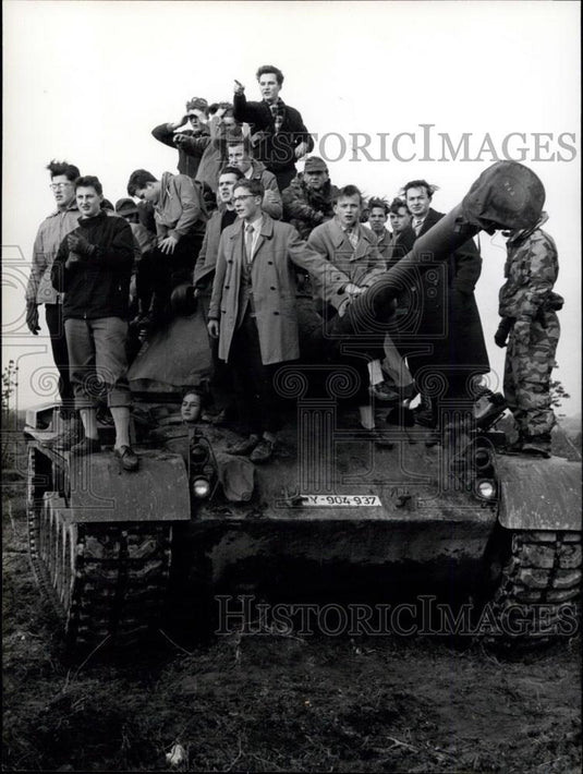 1957 Press Photo Boys from Nuremburg school on a tank - Historic Images
