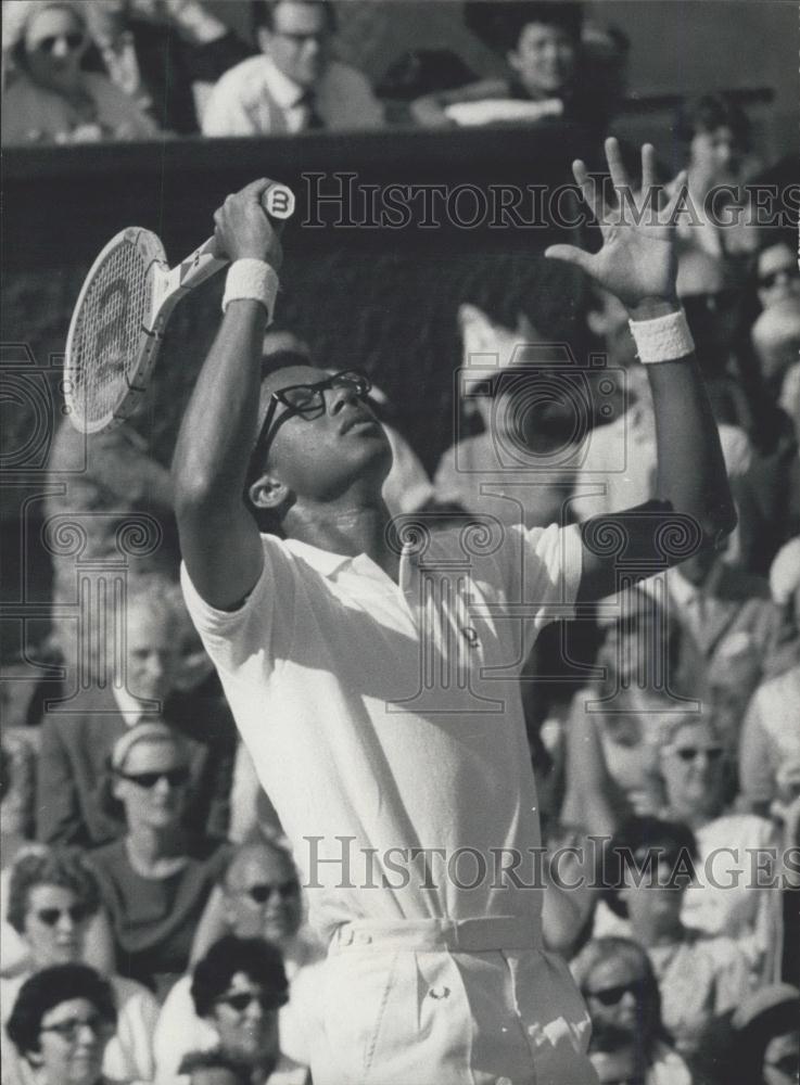 1968 Press Photo Arthur Ashe Throws Hands Up In Dismay After Missing Shot - Historic Images