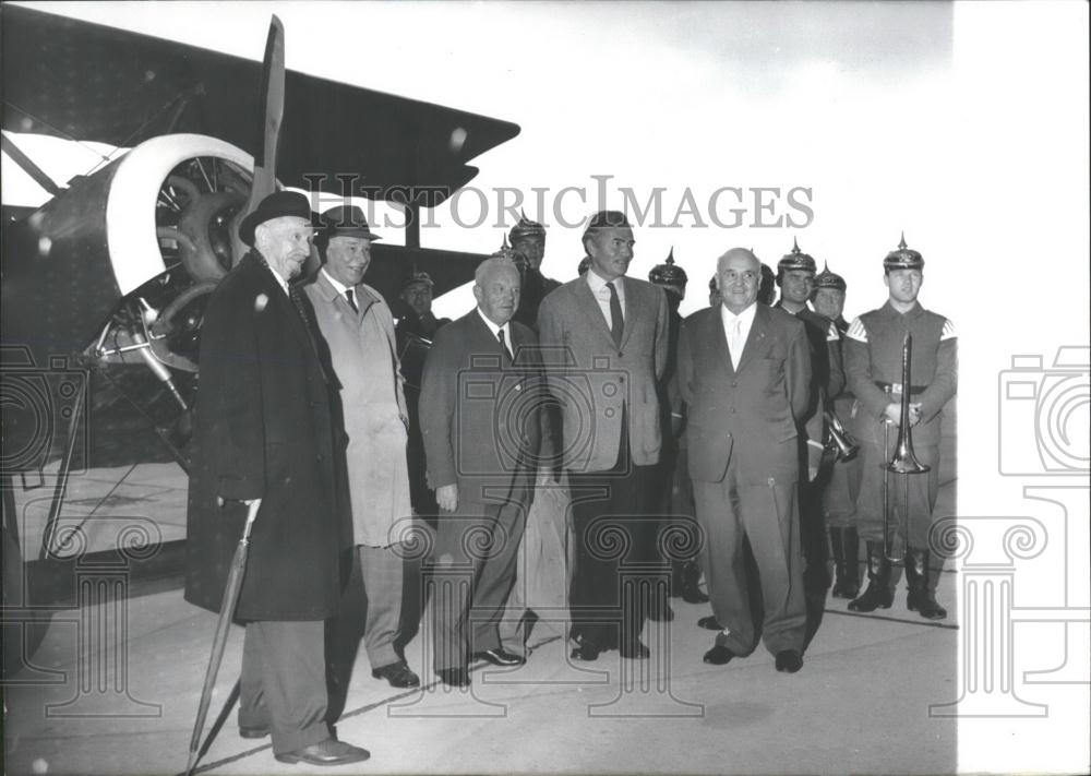 Press Photo Gentlemen and an airplane - Historic Images