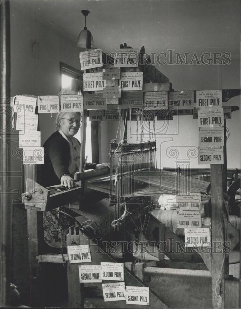 Press Photo Mrs. MacDonald with her weaving exhibition - Historic Images