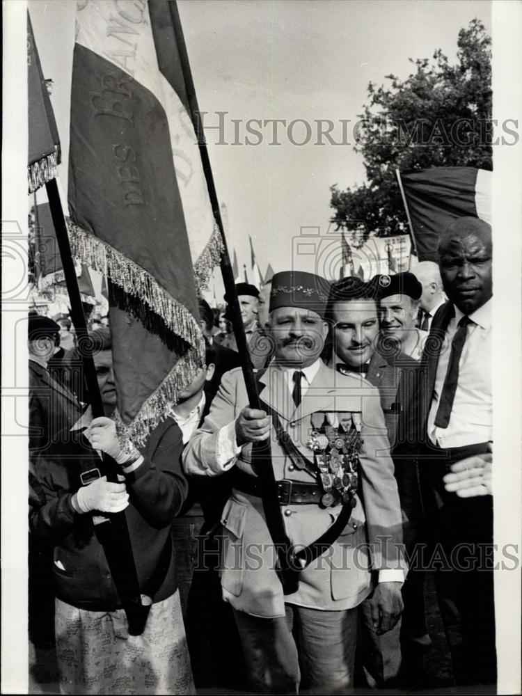 1968 Press Photo Mass Gaulist Demonstration on Champs Elysees - Historic Images