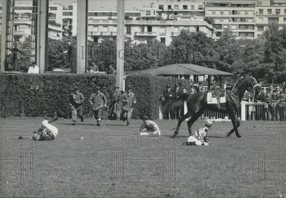 1959 Press Photo After jumping the central brook at Prix Des Drags, 3 Jockeys la - Historic Images