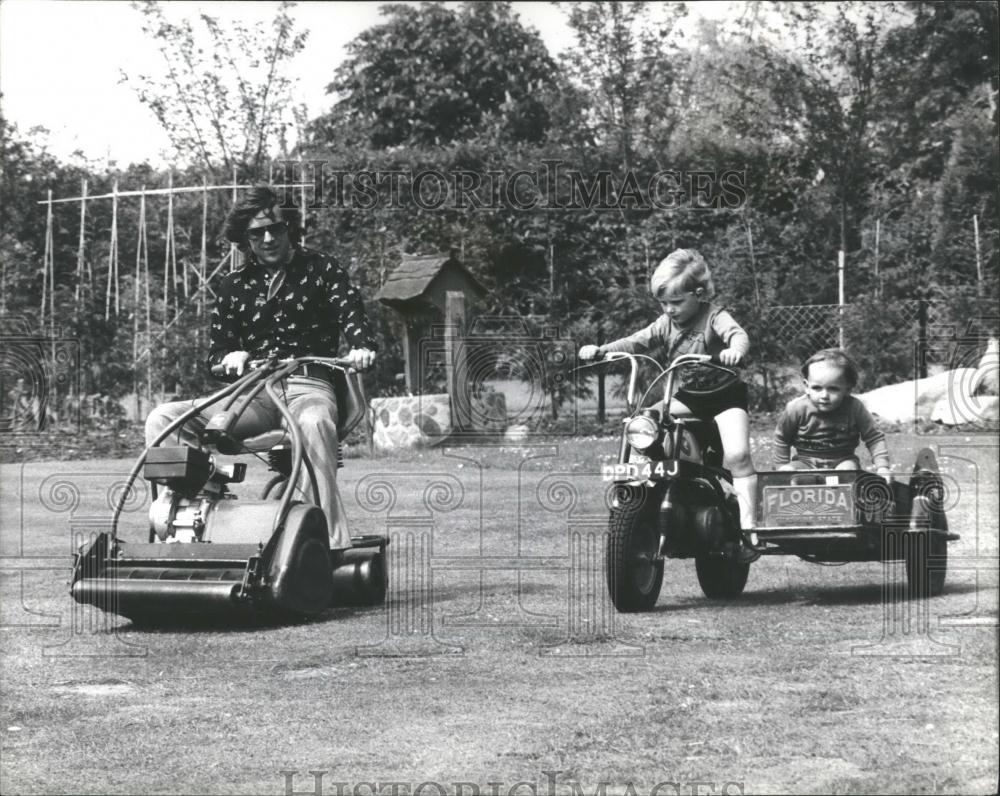 Press Photo motor-cycle world champion Phil Read and sons have lawn mower race - Historic Images